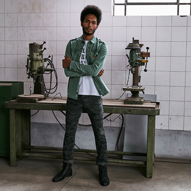 camisa verde com calça militar