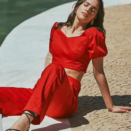 12 inspirações de looks com calça vermelha para arrasar