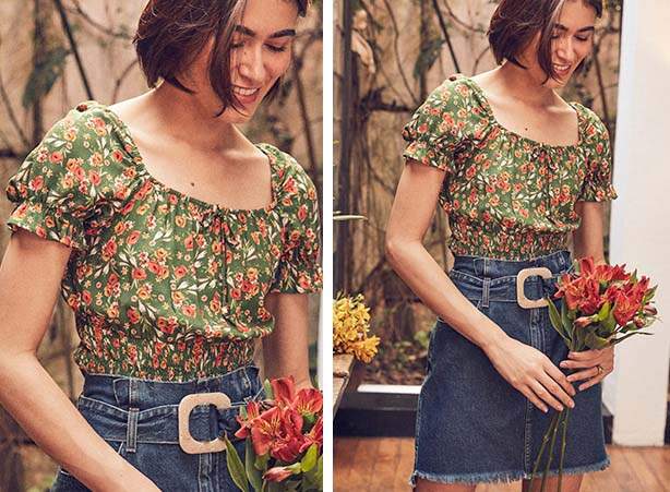 Look com blusa de estampa floral e mangas bufantes