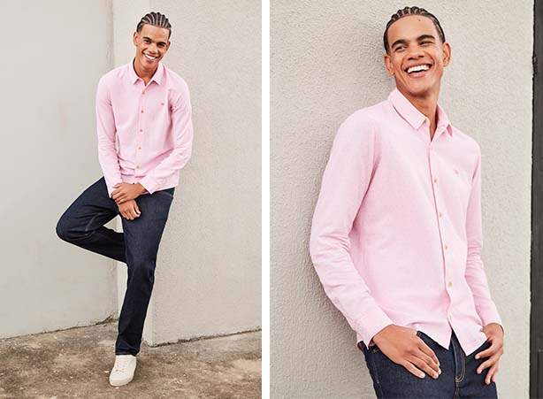 Camisa de algodão peruano rosa claro com calça jeans escura e tênis branco