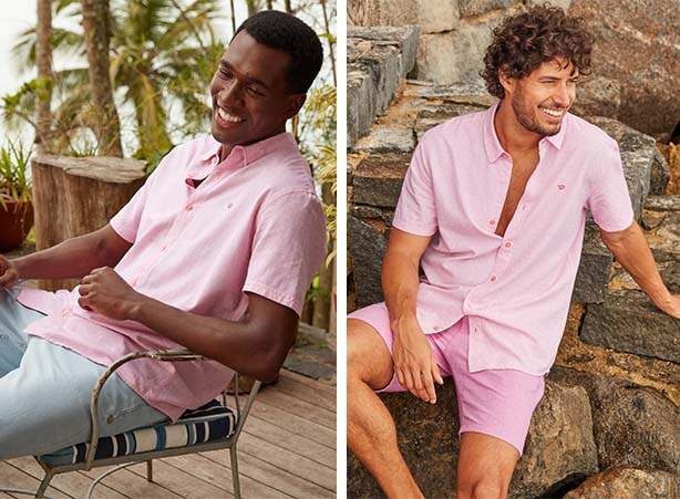 Camisa masculina rosa com bermuda e com calça jeans