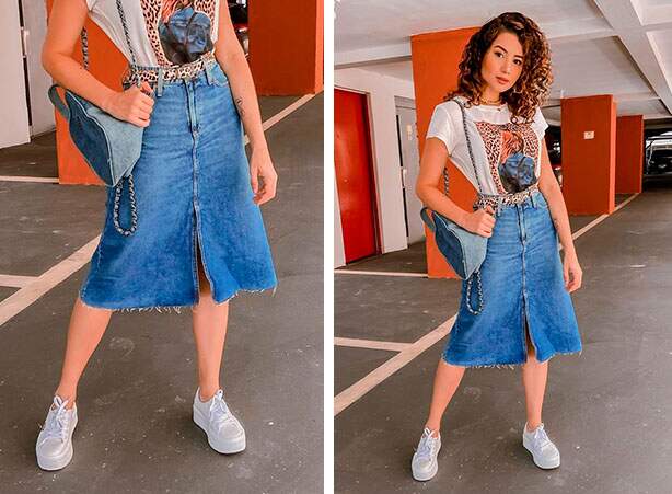 Look com saia jeans midi com fenda frontal e tênis branco