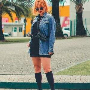 Looks com pochete: como usar a trend dos anos 90