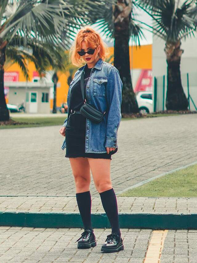 Looks com pochete: como usar a trend dos anos 90