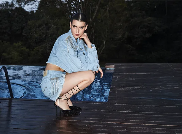 Look com jaqueta jeans e short jeans Look com jaqueta jeans e short jeans