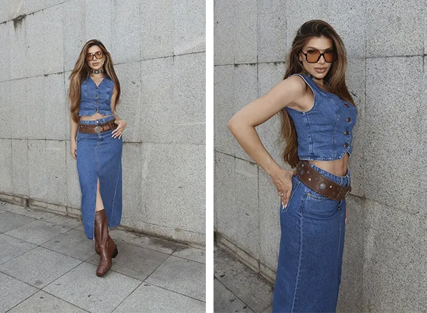 Look para show com cropped jeans e saia jeans com bota marrom Look para show com cropped jeans e saia jeans com bota marrom