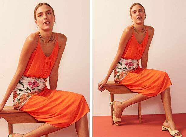 Vestido midi laranja com o lenço floral amarrado na cintura