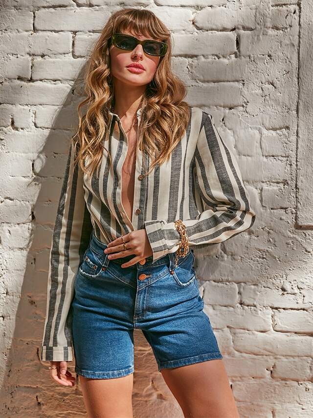 Look com bermuda jeans feminina
