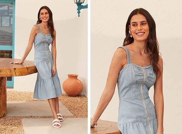 Modelo de vestido jeans claro com padronagem listrada