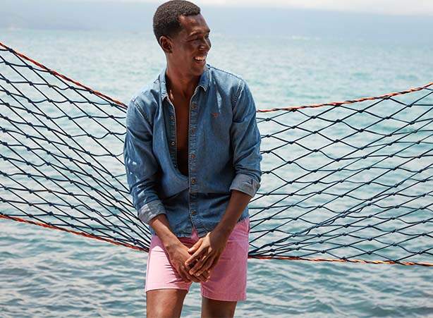 Look de praia masculino com camisa jeans manga longa