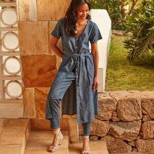 Look com sandália de amarração