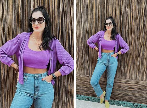 Conjunto roxo de cropped e cardigan e a calça jeans azul