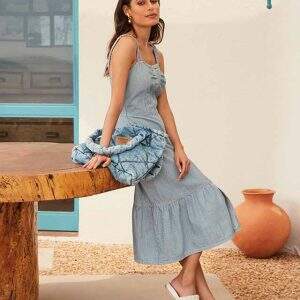 Look com sandália branca