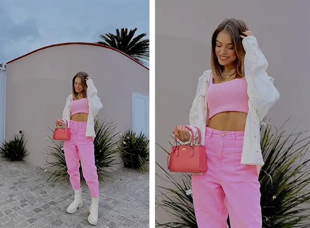 Composição branca e rosa de cropped e calça mom com bota