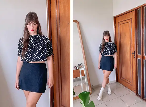 Dupla de saia curta preta e blusa cropped de poá com coturno