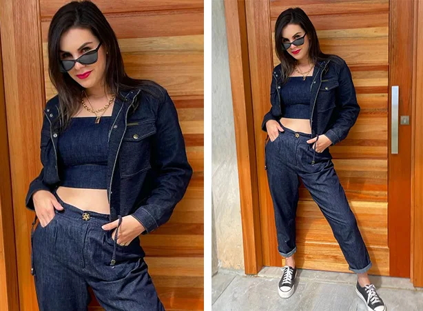 Conjunto inteiro em jeans escuro, com cropped, jaqueta e calça