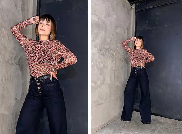 Pantalona jeans escura e a blusa floral de manga longa