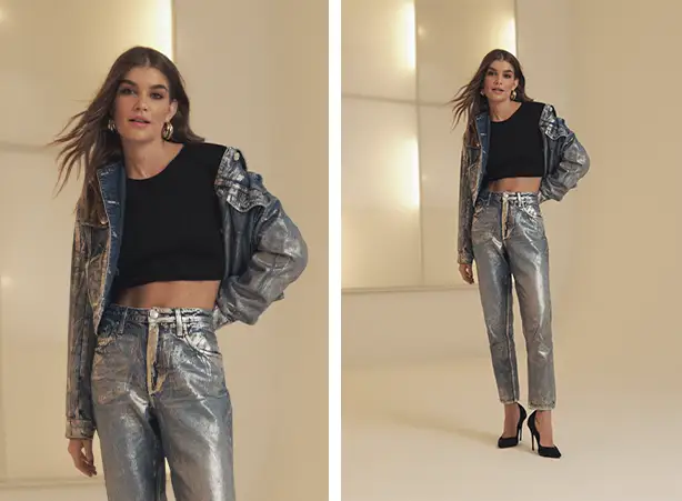 Look com jaqueta e calça jeans com acabamento metalizado