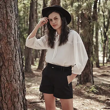 Look com short preto: 13 ideias versáteis para as estações