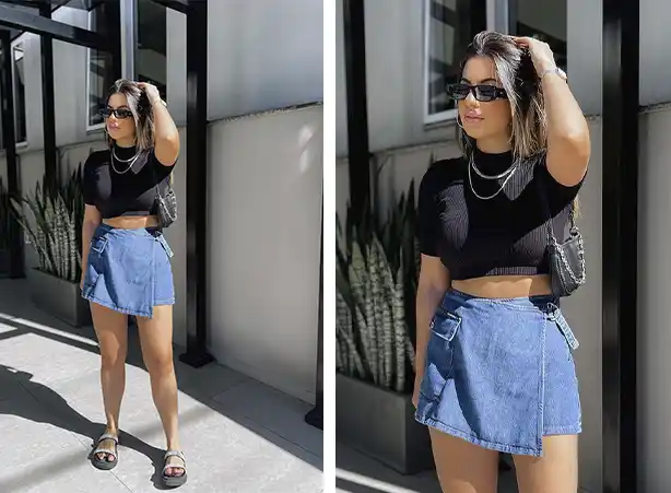 Look de blusa cropped preta com short-saia jeans