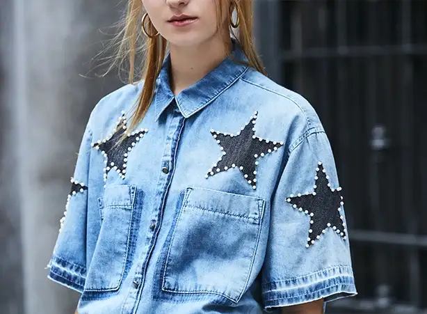 Look jeans de carnaval com aplicações de pérolas Look jeans de carnaval com aplicações de pérolas