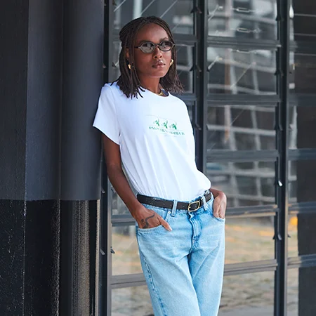 Looks com t-shirt: 13 ideias do jeans à alfaiataria