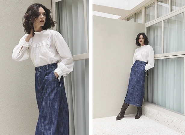 Look com saia jeans longa e bota cano alto