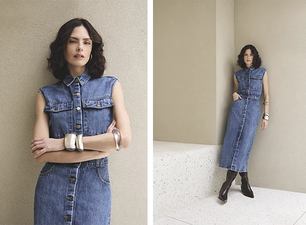 Look de outono com vestido jeans e bota preta
