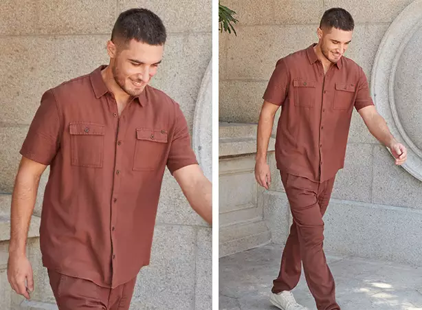 Calça chino masculina marrom em conjunto com camisa manga curta