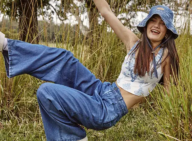 Look com calça jeans ampla e cropped corset com print floral boho Look com calça jeans ampla e cropped corset com print floral boho