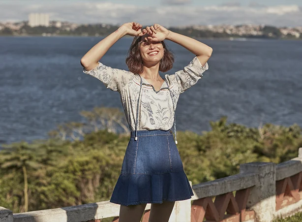 Moda boho com bata floral minimalista e saia com peplum Moda boho com bata floral minimalista e saia com peplum