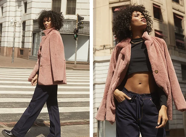 Produção de inverno com blusa cropped preta e calça jeans escura Produção de inverno com blusa cropped preta e calça jeans escura