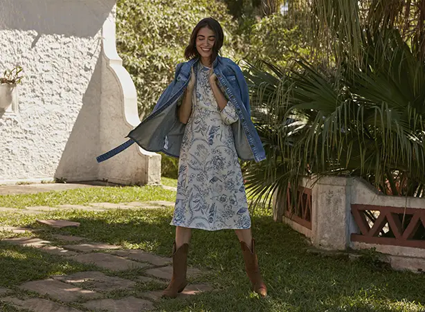 Produção boho chic com vestido estampado e jaqueta jeans Produção boho chic com vestido estampado e jaqueta jeans