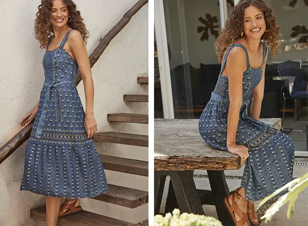 Look com vestido midi leve e padronagem floral mini Look com vestido midi leve e padronagem floral mini