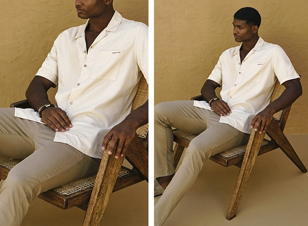 Look masculino estiloso com camisa off white de manga curta e calça chino bege Look masculino estiloso com camisa off white de manga curta e calça chino bege