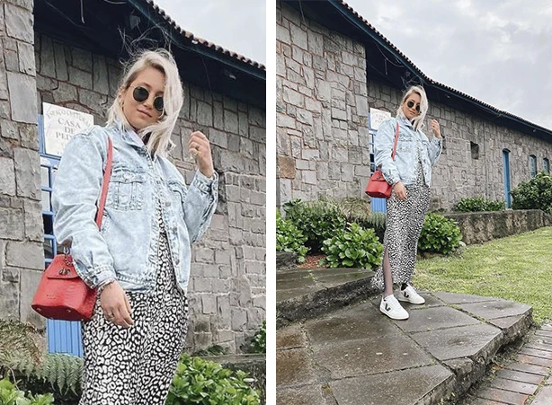 Look com vestido midi em animal print e tênis