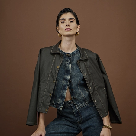 Jeans resinado: 13 dicas de incluir a tendência no seu dia