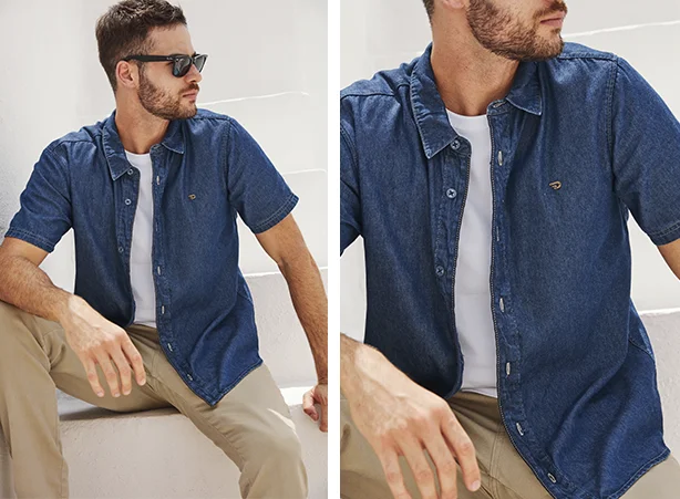 Look masculino com camisa jeans de manga curta e calça chino
