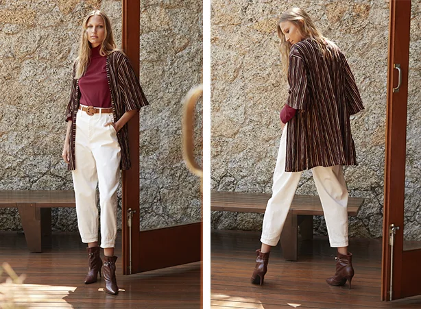 Look com calça branca e bota marrom