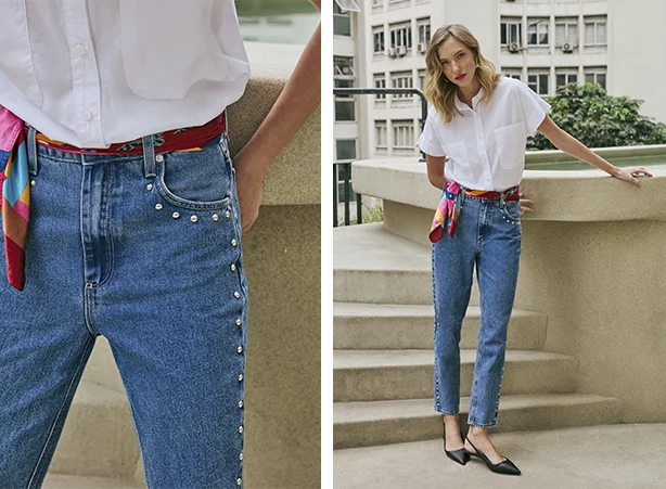 Duo clássico de camisa branca e calça jeans
