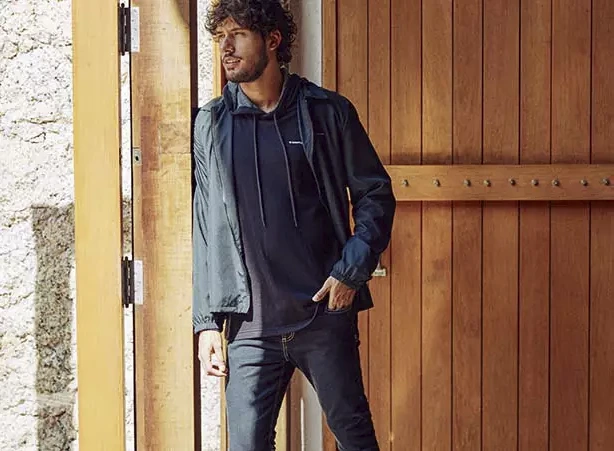 Look preto masculino com moletom Look preto masculino com moletom