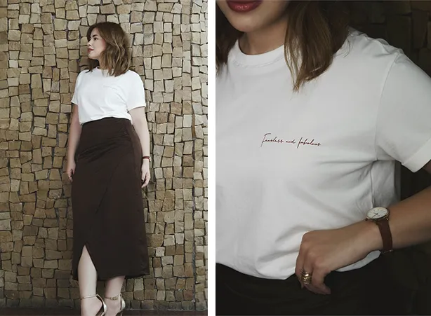 Look de saia midi com camiseta branca