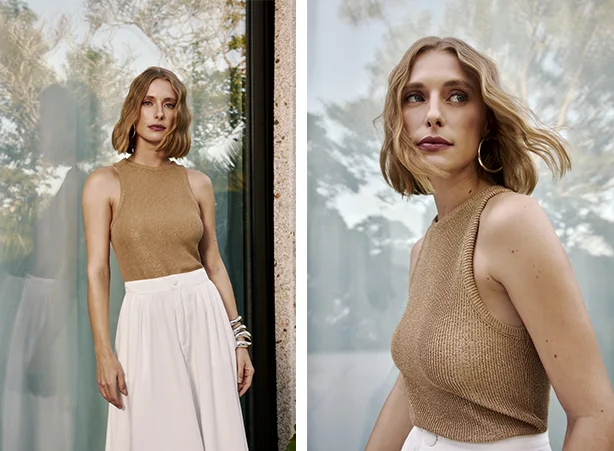 Composição com regata brilhante e saia branca Composição com regata brilhante e saia branca