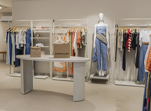 Loja conceito Damyller: Iluminação confortável e funcional Loja conceito Damyller: Iluminação confortável e funcional