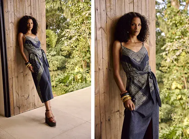 Modelo de vestido jeans com estampa paisley