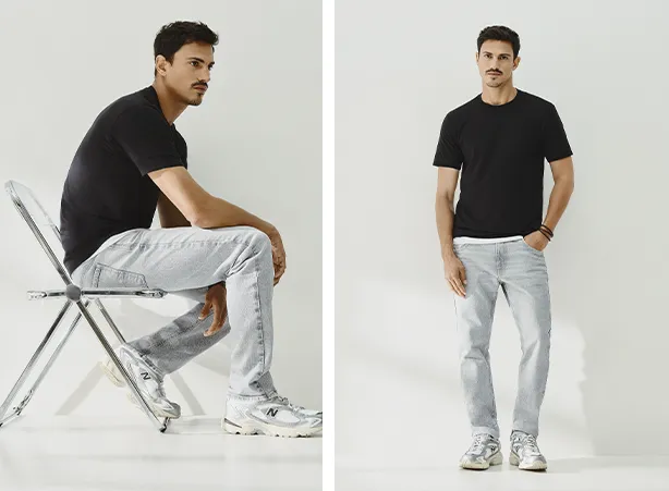 Combinação de denim black delavê com a t-shirt preta Combinação de denim black delavê com a t-shirt preta