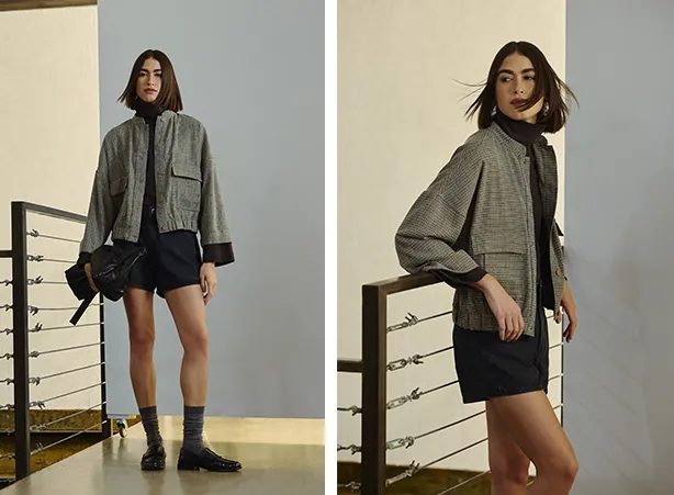Combinação com turtleneck, jaqueta cropped xadrez e meias altas