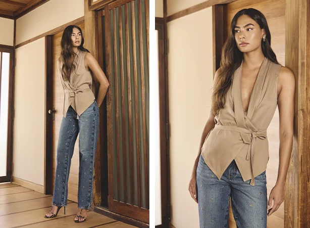 Combinação de jeans com aplicações de ilhós e blusa com amarração na cintura