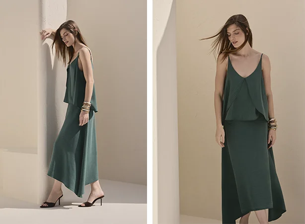 Look monocromático com blusa de alça e saia midi Look monocromático com blusa de alça e saia midi