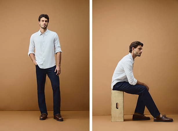 Look masculino de camisa listrada e calça escura em corte reto